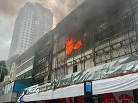 Cháy ngùn ngụt ở siêu thị điện máy cũ trên phố Hà Nội