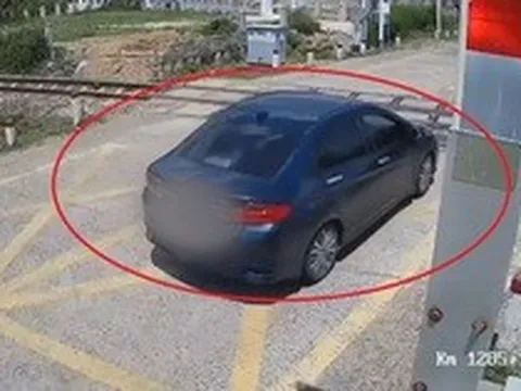 Lái ô tô vượt đường ngang khi đèn đỏ đã bật, nữ tài xế khai gì?