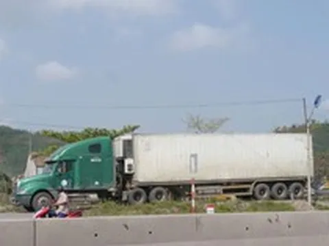 Phát hiện xe tải màu xanh lạ, công an Việt Nam lập tức theo dõi giám sát, kiểm tra