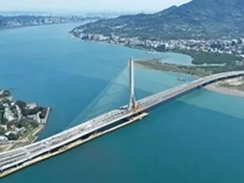 Phát hiện trụ bê tông cốt thép cao 200 m được dựng giữa cửa sông, thứ nó 'gánh' phía trên là công trình dài 914 m từng bị xem là không thể xây dựng