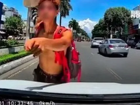 Trượt ván giữa làn ô tô, nam thanh niên thách thức tài xế "biết bố mày là ai không": Công an vào cuộc
