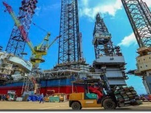 Kéo khối thép nặng 12.000 tấn ra biển nổi sừng sững, Việt Nam thành công làm chủ một công nghệ quan   trọng