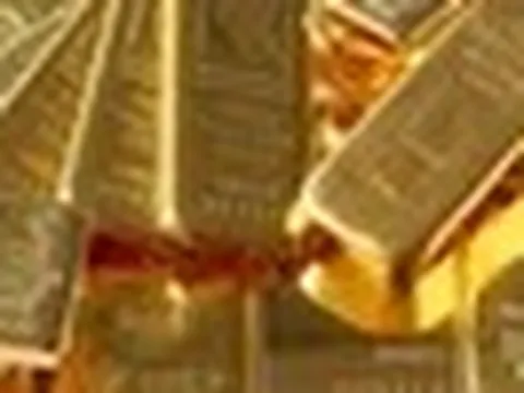 Giá vàng thế giới tiếp tục giảm, dầu thô bật tăng mạnh