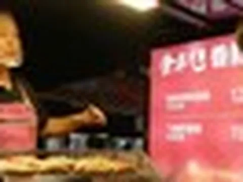 Phát hiện người đàn ông U60 bán lạp xưởng nướng bên lề đường, thu về 730 triệu đồng/ngày