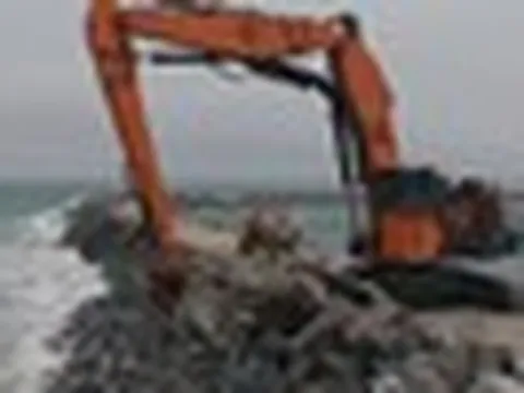 Thả 175 khối bê tông nặng 30 tấn xuống đáy biển, huy động thêm 900.000 tấn đá, 'bức tường' 4,1 nghìn tỷ đồng sắp thành hình
