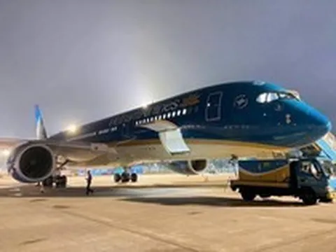 23h30 đêm 8/7, sân bay Nội Bài ghi nhận một máy bay đặc biệt cất cánh