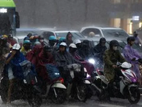 Mưa lớn bất ngờ trút xuống Hà Nội vào giờ tan tầm: Tình hình di chuyển các tuyến đường lúc này!