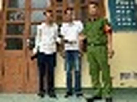 Điều tra cọc tiền mặt gần 11 triệu đồng nằm chỏng chơ bên đường, công an đặc khu Vân Đồn mời Phạm Minh Chiến SN 1996 tới làm việc