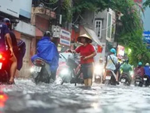 Mưa xối xả đúng giờ tan tầm, nhiều tuyến phố Hà Nội ngập cục bộ