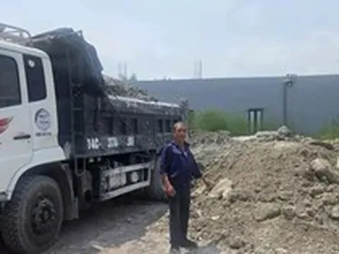 Khởi tố hai người đổ trái phép hơn 261 tấn chất thải bê tông