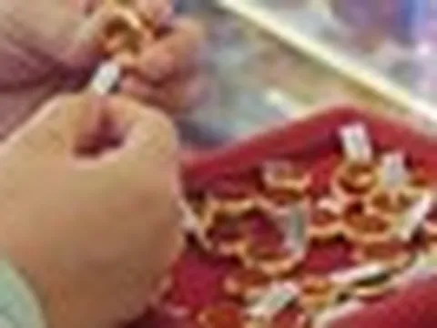 Giá vàng bất ngờ tăng mạnh, vàng nhẫn tăng 900.000 đồng/lượng