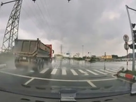 Video: Khoảnh khắc xe đầu kéo lao như bay qua đèn đỏ giữa trời mưa