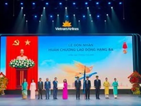Vietnam Airlines đón nhận Huân chương Lao động hạng Ba và Bằng khen của Thủ tướng Chính phủ