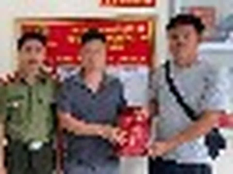 Tài khoản đột ngột nhận được 200.200.000 đồng không rõ người chuyển, Vũ Văn Thìn SN 1988 lập tức rút toàn bộ tiền mặt rồi báo công an