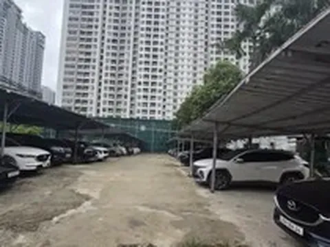 Khu 'đất vàng' biến tướng thành bãi gửi xe và chợ cóc