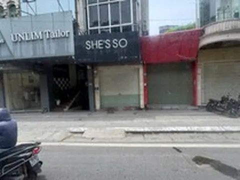 Thời hoàng kim đi qua, nhà mặt phố Hà Nội ồ ạt treo biển tìm khách