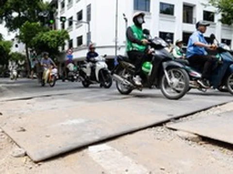 Hàng loạt tuyến phố cổ Hà Nội bụi mịt mù, mặt đường nham nhở