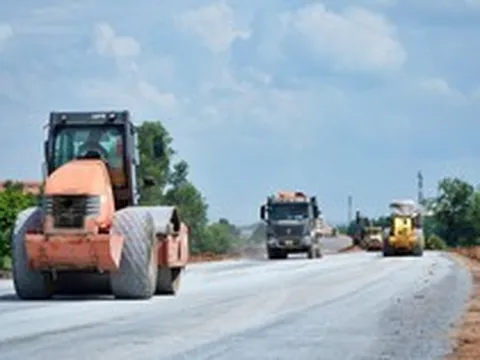 Dồn dập thảm nhựa những cây số cuối cùng nối thông đường Hồ Chí Minh