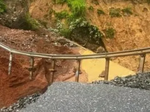 Lũ quét Lai Châu cắt đứt Quốc lộ 12 gây gián đoạn giao thông nghiêm trọng