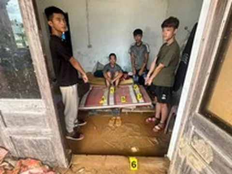 Đột kích căn nhà hoang, cảnh sát thu giữ điếu cày và lọ thuốc nhỏ mắt chứa chất lạ: Sự thật bên trong khiến nhiều người bất ngờ