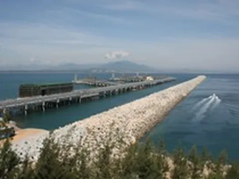 Phát hiện 21.500 khối bê tông từng được đặt ngoài biển, tạo thành đê dài 1,6 km, cao đến 30 m để bảo vệ nhà máy lọc dầu tỷ đô đầu tiên của Việt Nam