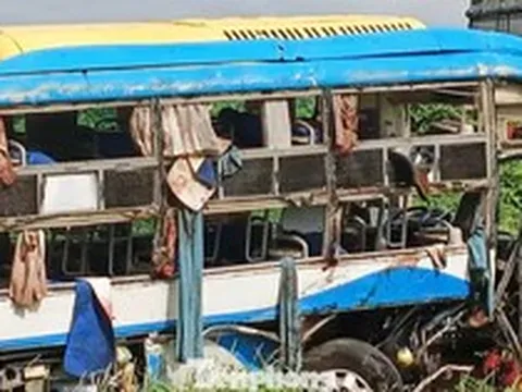 Vụ xe khách lao khỏi cao tốc: 'Nhiều người đập kính ô tô cầu cứu'