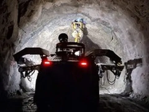 Hàng nghìn kỹ sư, công nhân Việt Nam xẻ núi xây “quái vật ngầm” 21.100 tỷ đồng, cao bằng toà nhà 17 tầng trong lòng núi