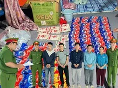 Công an ập vào kiểm tra, khám xét lúc 10 sáng, bắt tạm giam quản lý Phạm Thị Phương SN 1978