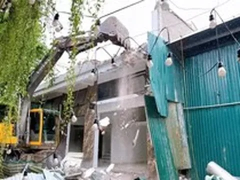 Hà Nội cưỡng chế loạt nhà bịt tôn, xây dựng 'chui'