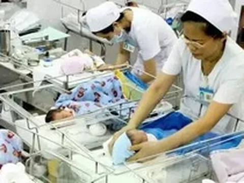 Đề xuất khen thưởng phụ nữ sinh đủ hai con, được trợ cấp tài chính cho trẻ đến 3 tuổi