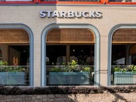 Starbucks Việt Nam gây tranh cãi vì lạm dụng AI, khách hàng chê đồng phục và thiết kế "mất chất"