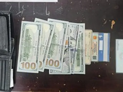 Phát hiện 6 tờ tiền mệnh giá 100 USD trong chiếc ví ở chân cầu Tham Lương, người đàn ông ở TP.HCM nhanh chóng báo công an