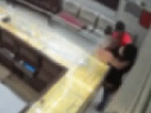 Cầm búa đi cướp tiệm vàng, đối tượng bị chủ tiệm quật ngã ngay trước cửa