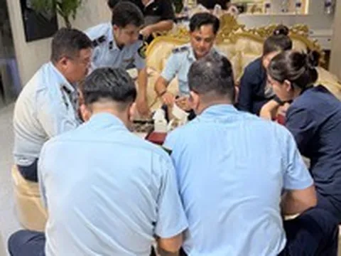 Kiểm tra cửa hàng trang sức ở TP.HCM, lực lượng chức năng phát hiện loạt "hàng hiệu" gắn tên Cartier, LV, Hermès... có dấu hiệu bất thường
