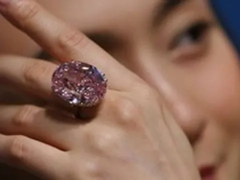 Kim cương sụt giá, ế ẩm bao năm, giờ còn kém cả "nhẫn bọc vàng": Thế giới chán lâu rồi, người Việt giờ mới biết?