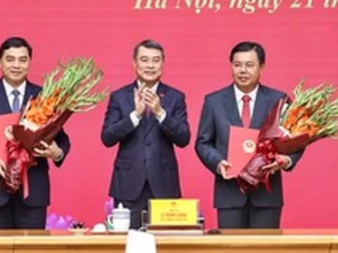 Thủ tướng trao quyết định giao Quyền Bộ trưởng Bộ Nội vụ; bổ nhiệm Thứ trưởng Thường trực Bộ Dân tộc và Tôn giáo