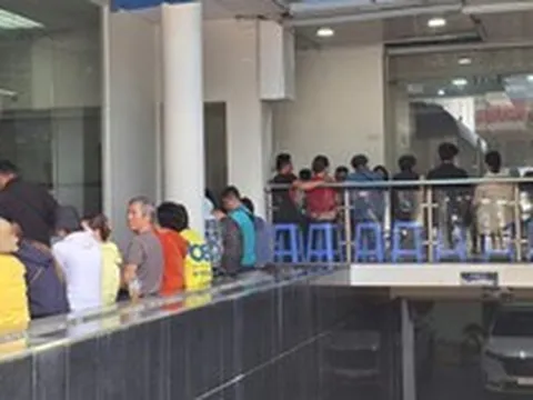 Người dân đang đi bán vàng miếng SJC đông bất thường