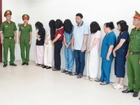Khám xét khẩn cấp Phòng khám đa khoa Y học Nghệ An, 10 người tra tay vào còng