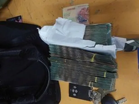 Công an xác minh nhiều cọc tiền nằm rải rác quanh cảng hàng không quốc tế Nội Bài: Tổng giá trị gần 725 triệu đồng