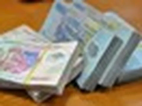 Công an điều tra cọc tiền mặt 100 triệu đồng nằm chỏng chơ bên đường, người phụ nữ ở Hà Nội được mời làm việc với cơ quan chức năng