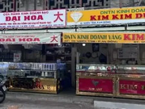 Cảnh khác lạ khi giá vàng giảm không ngừng