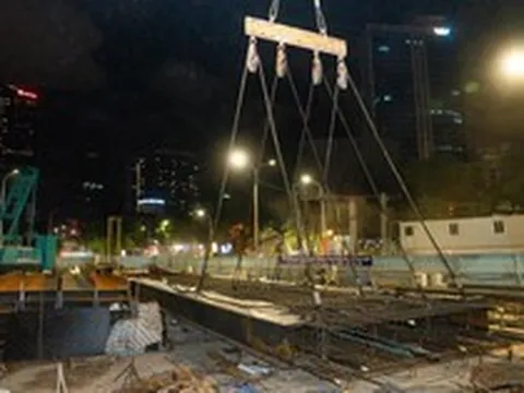 Metro số 5 Hà Nội hạ thành công lồng thép 38,5 tấn đầu tiên tại ga ngầm Vành đai 1