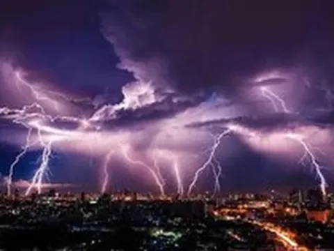 Hà Nội, Ninh Bình, Hưng Yên hứng chịu hàng trăm cú sét đánh
