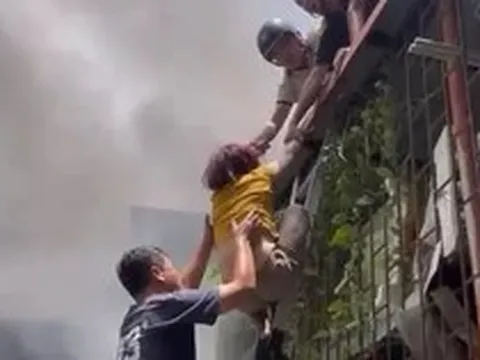 Hà Nội: Người phụ nữ cùng hai cháu bé thoát nạn trong vụ cháy nhà cao tầng