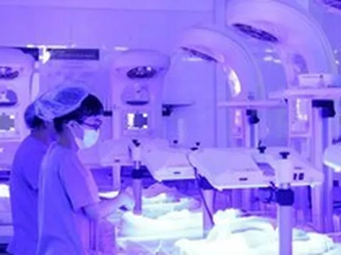 Mức sinh ở Hà Nội giảm: Làm gì để người trẻ không ngại sinh con?