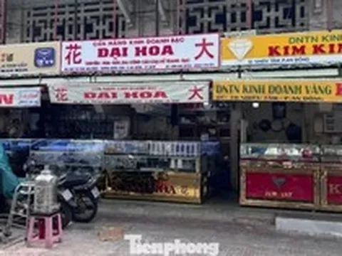 Người dân xếp hàng bán vàng, chịu lỗ cả chục triệu đồng/lượng: Khi nào kết thúc?