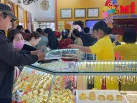 Khách đông nghẹt, tiệm vàng lâu đời tại TP.HCM giới hạn bán mỗi người 5 chỉ