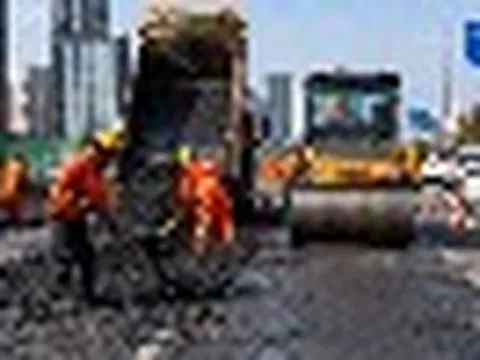 Xe điện hơn 3 tấn tràn ra đường, Trung Quốc chứng kiến gần 50% hạ tầng đường sá xuống cấp, thiếu tiền bảo trì