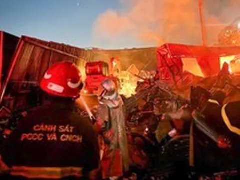 Máy xúc phá công trình, mở lối chữa cháy trên đường 25m ở Hà Nội