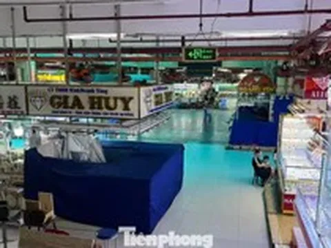 Ngỡ ngàng loạt tiệm vàng, kim cương ‘trùm mền’ giữa chợ